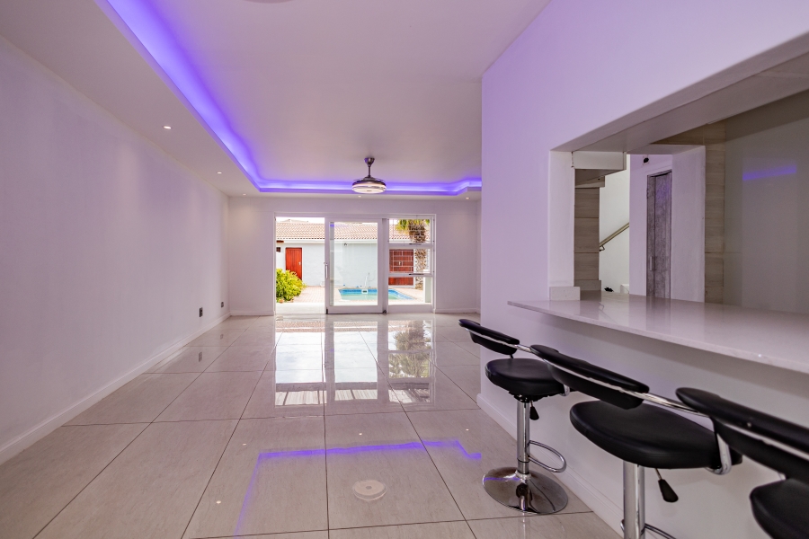 4 Bedroom Property for Sale in Bloubergrant Western Cape